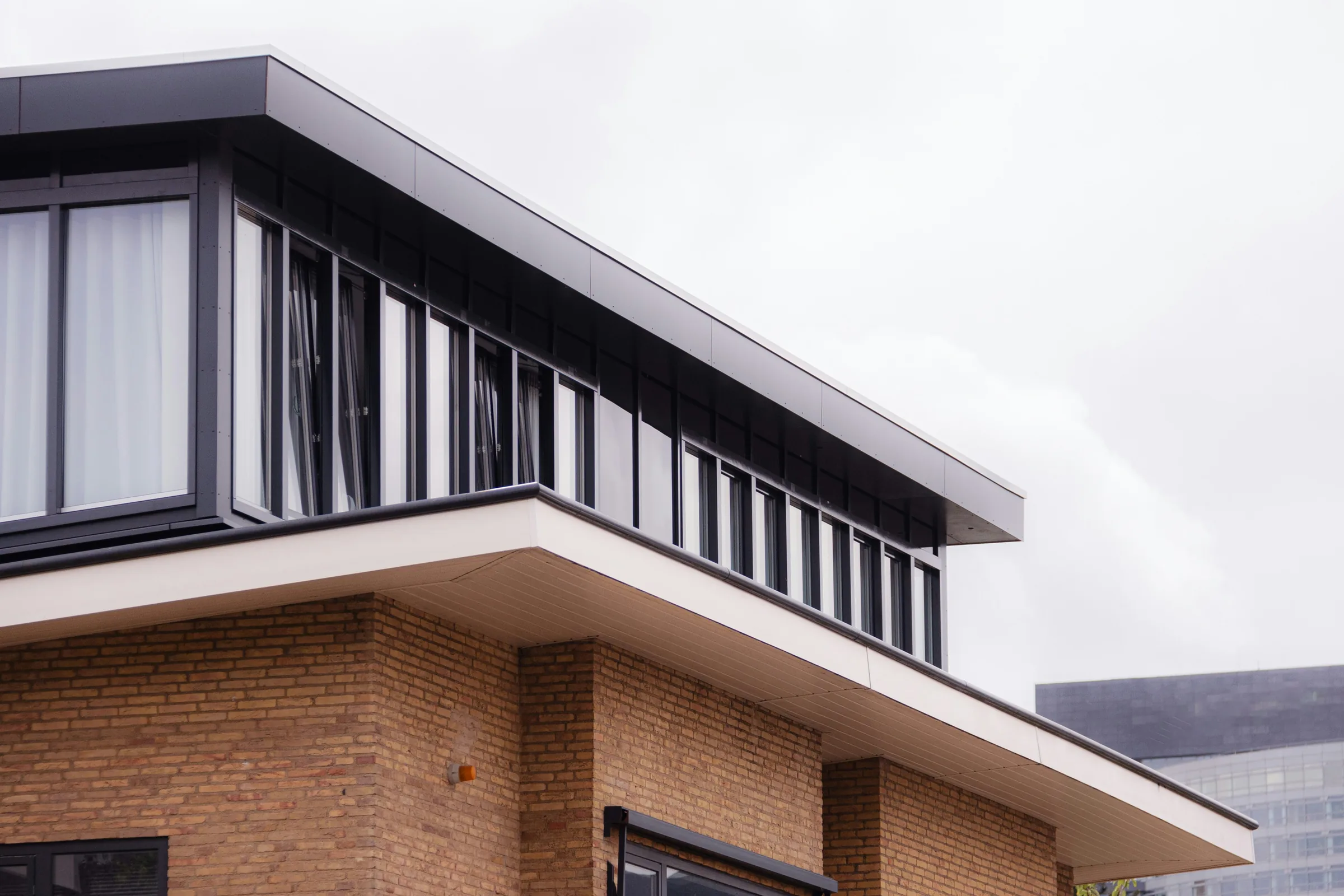 Dakopbouw met dakkapel op een rijwoning in Rotterdam, voorbeeld van een vergunningsplichtige woninguitbreiding
