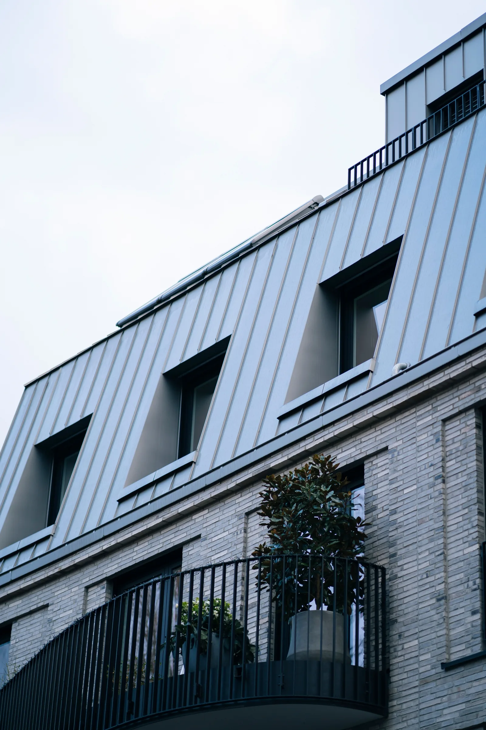 Rotterdams pand met een opgetopte extra verdieping naast een gesplitst herenhuis
