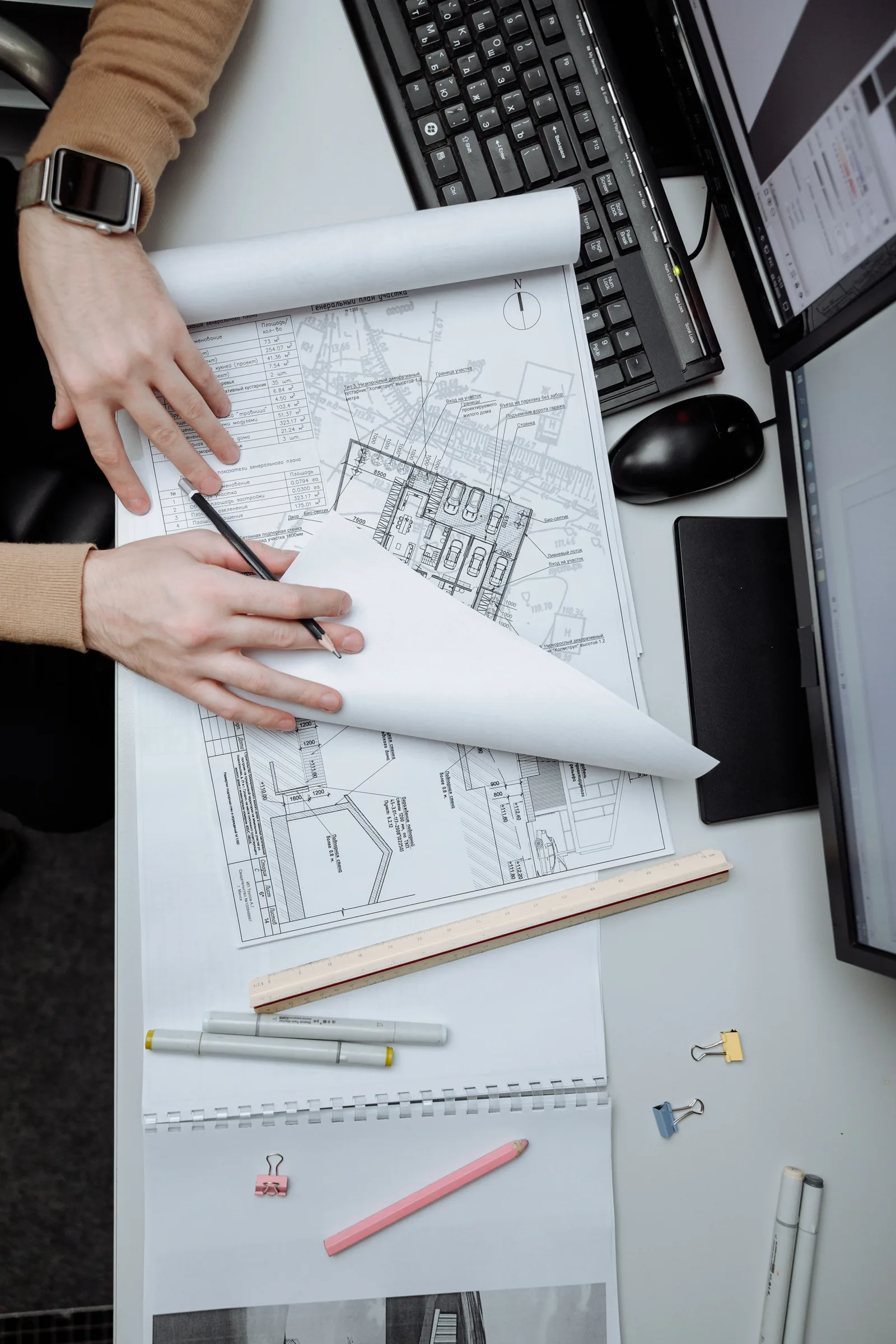 Splitsingstekening met begrenzing van privé- en gemeenschappelijke ruimten voor een appartementengebouw