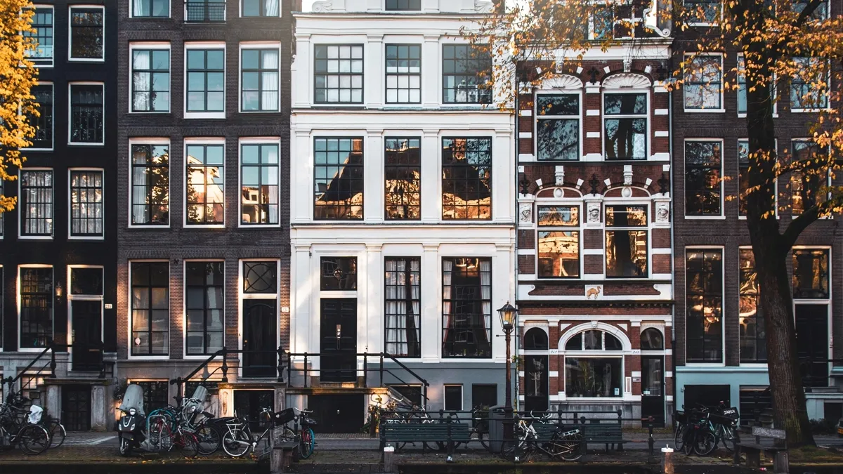 Grachtenpand in Amsterdam dat wordt opgedeeld in meerdere zelfstandige woningen