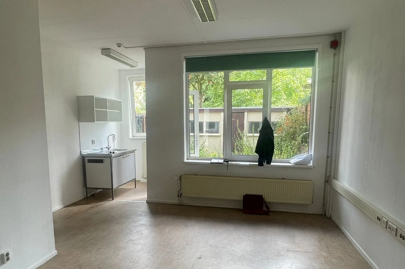Lange Hilleweg — bestaande woonkamer en keuken, vóór de samenvoeging