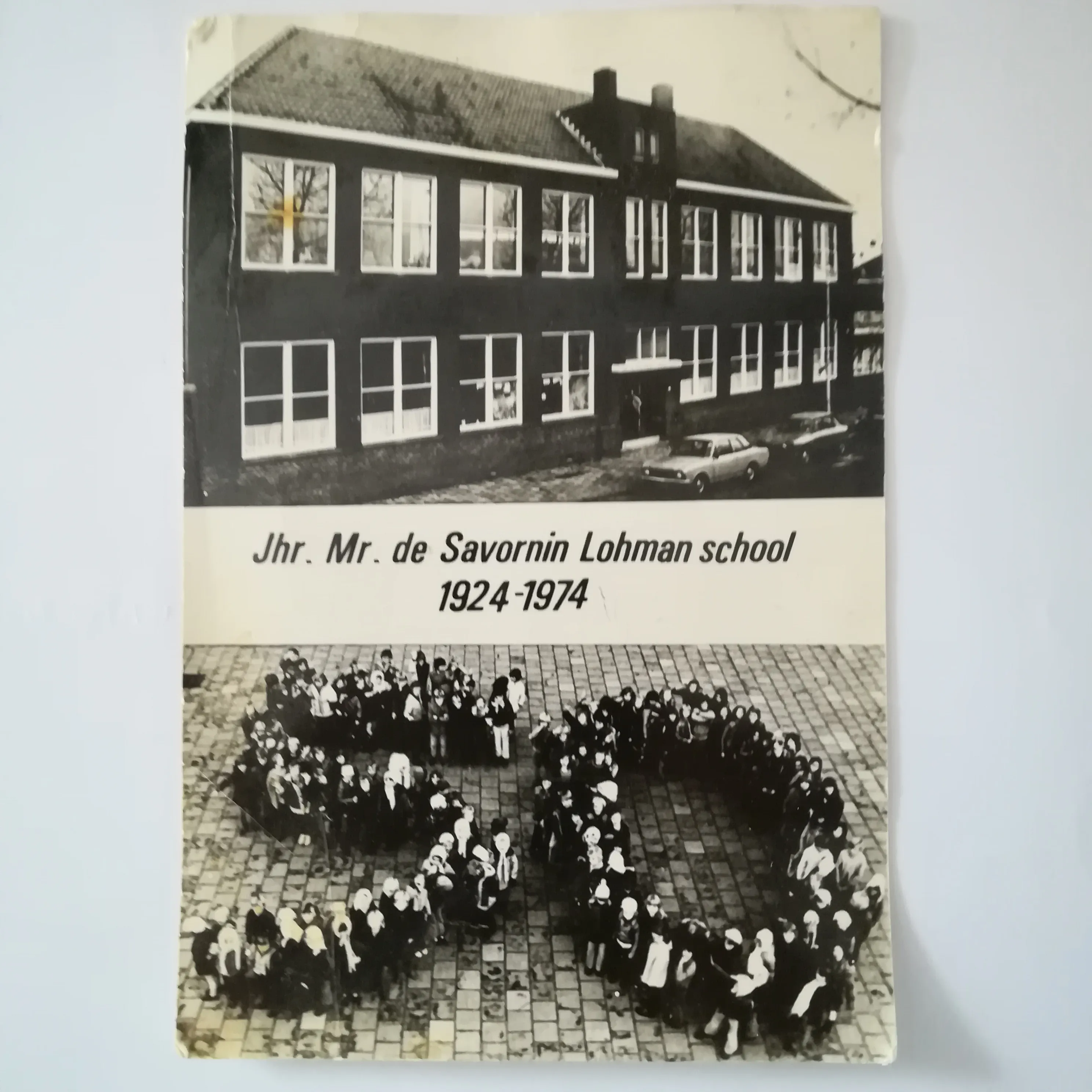 Jhr. Mr. de Savornin Lohman school 1924-1974 — jubileumuitgave met schoolgevel en leerlingen die het getal 50 vormen op het schoolplein