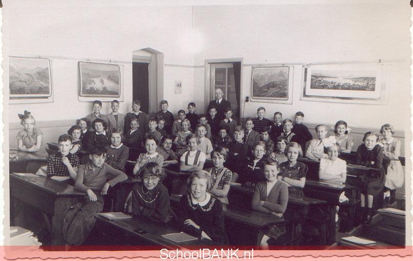 Klaslokaal in de Jhr. Mr. de Savornin Lohman school — historische foto van leerlingen en onderwijzer