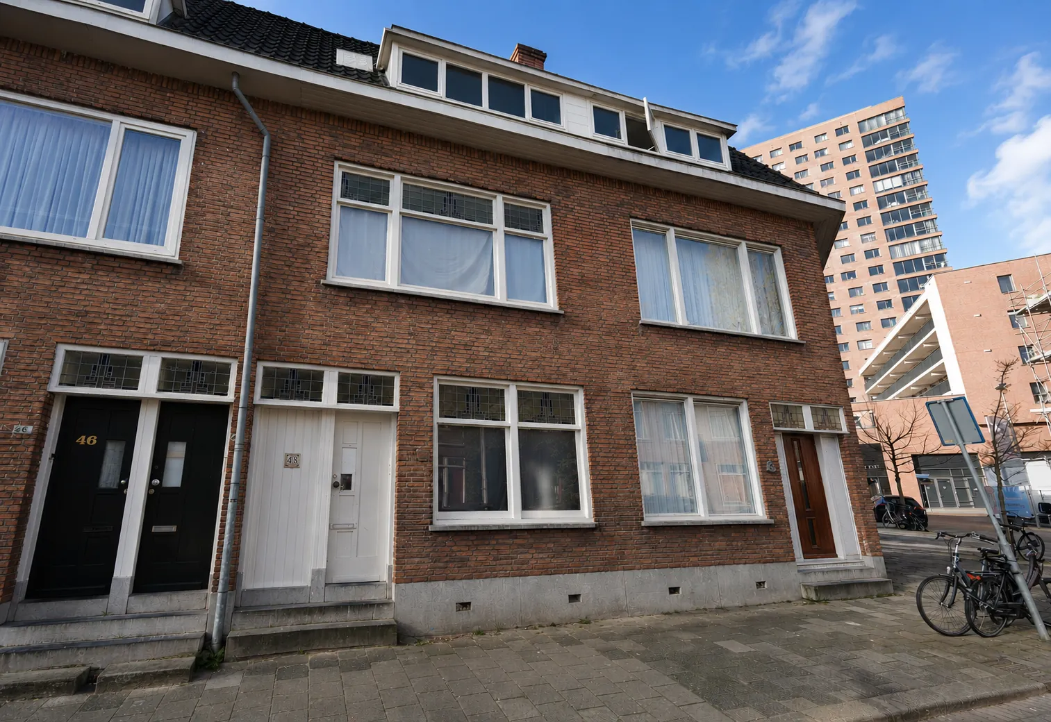 Aanbouw en splitsing Ploegstraat Rotterdam, bestaande gevel van de tussenwoning, Terra Design Studio
