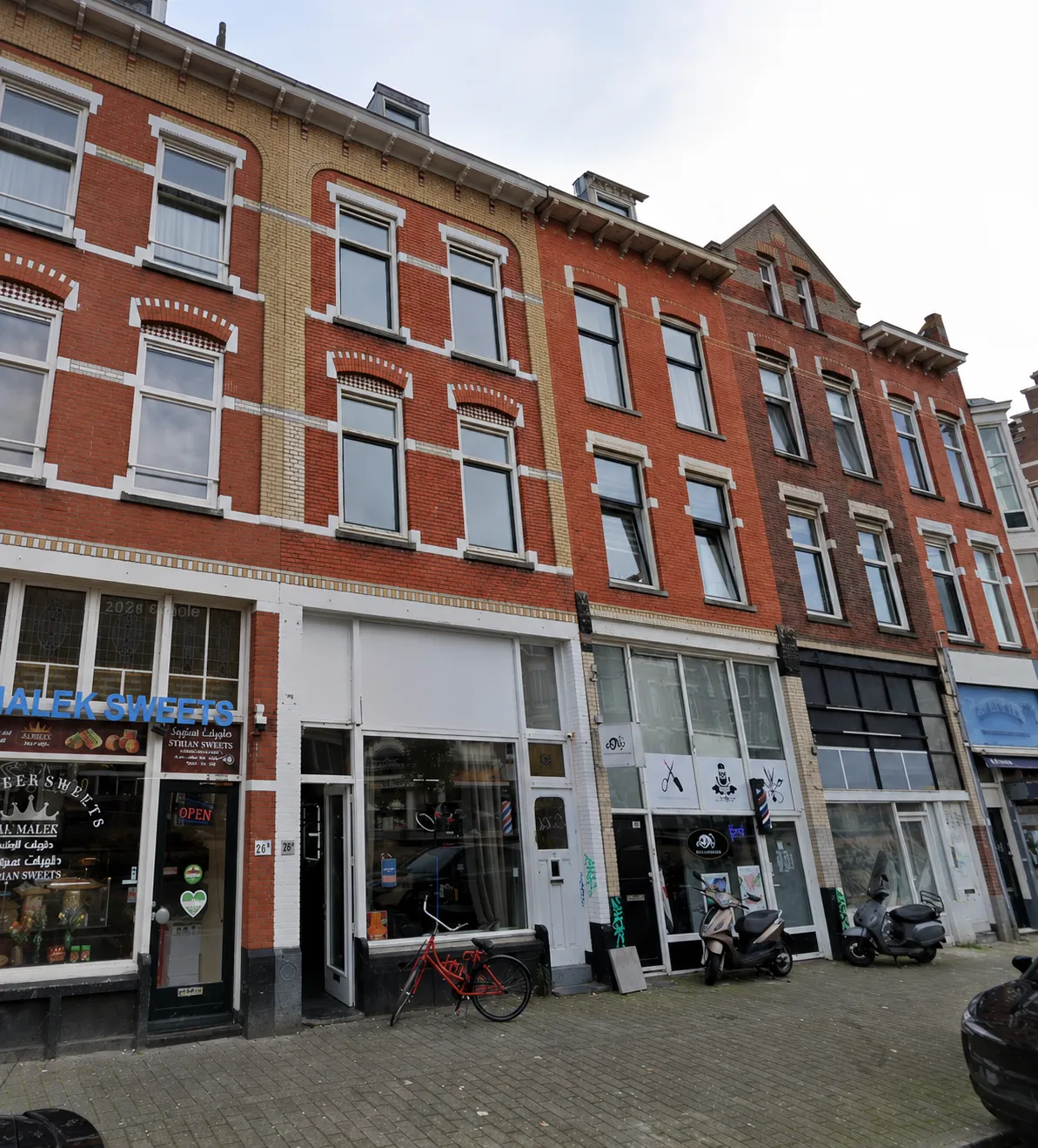 Splitsing Schiedamseweg Rotterdam, bestaande situatie van het pand met winkels op de begane grond, Terra Design Studio